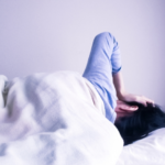 疲れているのに眠れない時、それでも寝る方法はありますか？