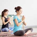 ヨガを寝る前にすると睡眠の質が改善する!どんなポーズが効果的?