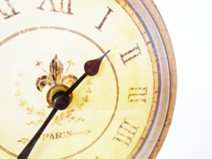 睡眠リズムが安定しない人には目覚まし機能を持った腕時計がおすすめ