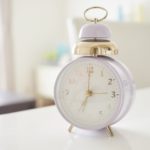 絶対に寝坊したくない人たちへおすすめなのが「爆音目覚まし時計」