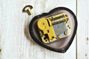 オルゴールの音楽を聴くと安眠できるのはなぜか？その理由を探ろう